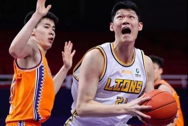 他在文中透露，拉特克利夫爵士收购曼联25%股份并接管足球事务后，滕哈赫的帅位几乎没有危险。